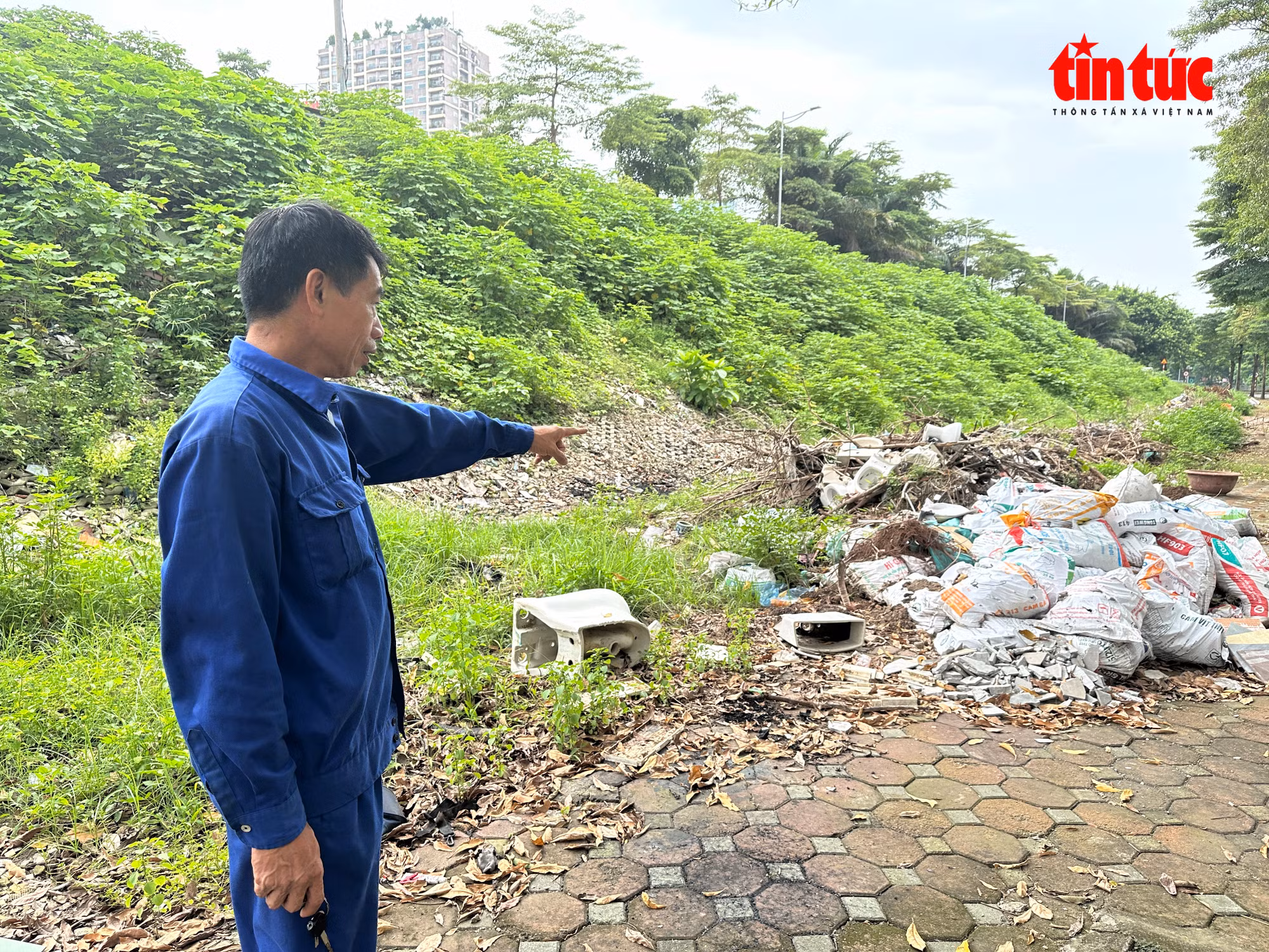 'Núi rác lộ thiên' mới dưới chân Vành đai 2 và ven bờ sông Tô Lịch
