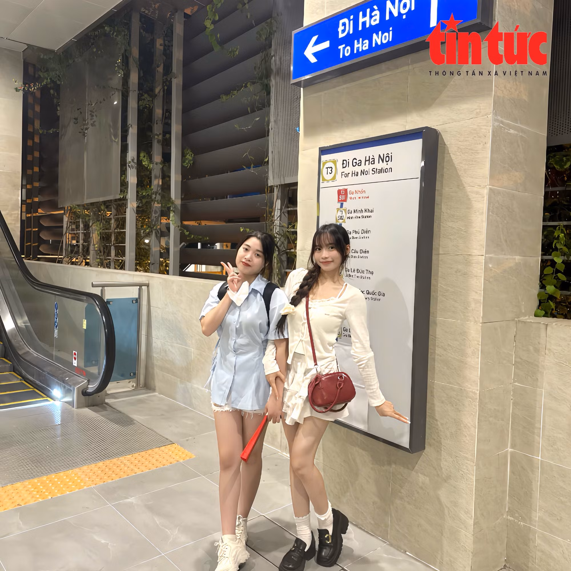 'Theo chân’ nhóm bạn trẻ trải nghiệm tuyến metro Nhổn-ga Hà Nội