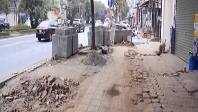 Sửa lòng đường vỉa hè cản trở giao thông dịp cuối năm