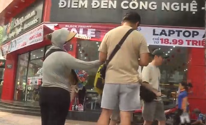 Du khách ở TP Hồ Chí Minh vẫn bị hàng rong, đánh giày 'làm phiền'