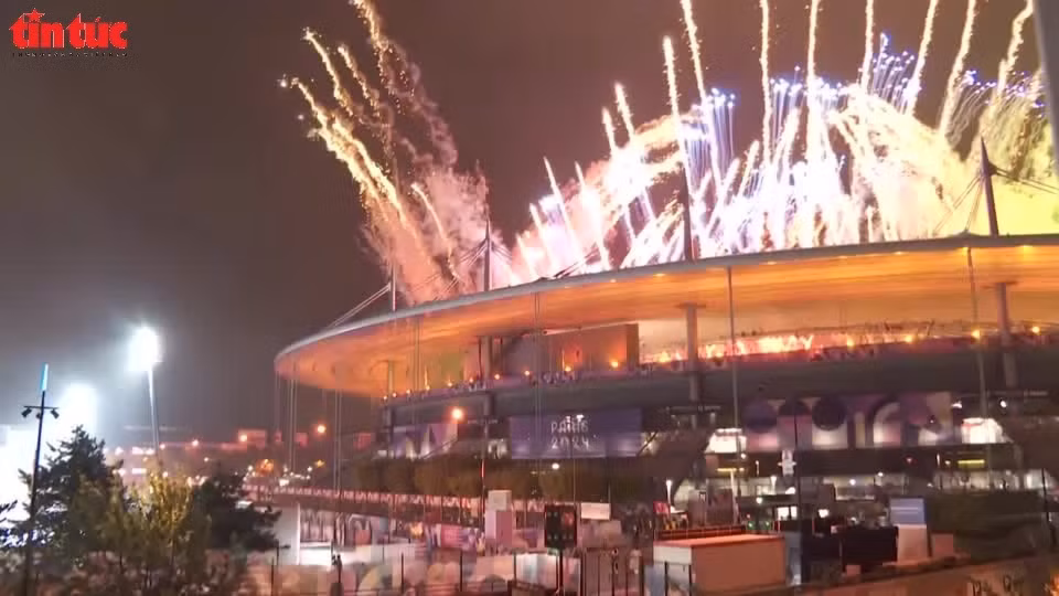 Ấn tượng 'bữa tiệc' âm nhạc và ánh sáng trong Lễ bế mạc Paralympic Paris 2024