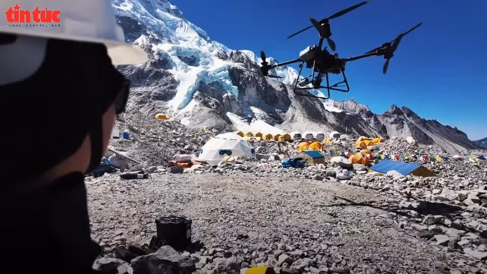 UAV đầu tiên trên thế giới giao hàng thành công lên đỉnh Everest