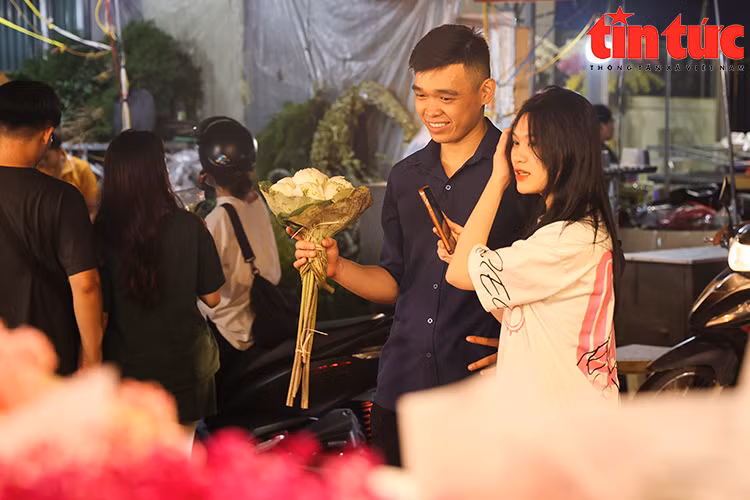 Nhộn nhịp chợ hoa đêm trước ngày 20/10