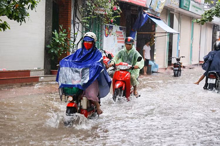 Nhiều khu vực của Hà Nội ngập sau cơn mưa lớn
