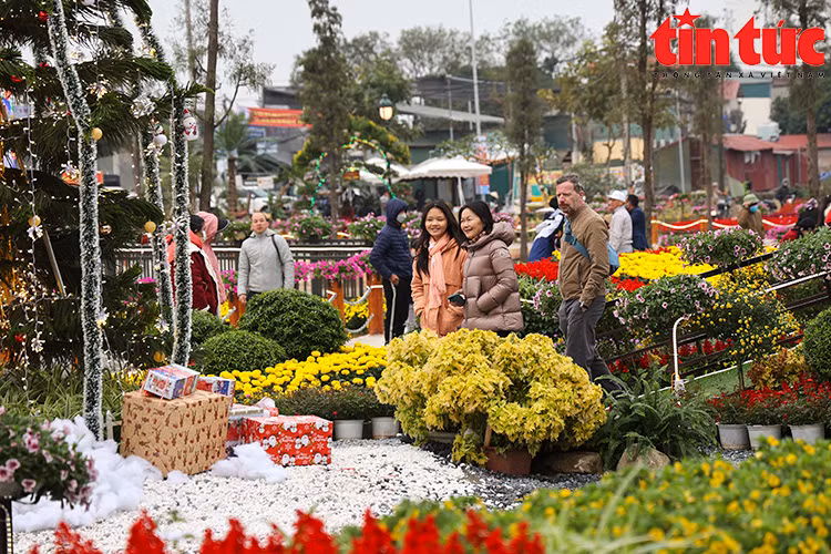 Lễ hội hoa Xuân Quan 2023 thu hút đông đảo du khách