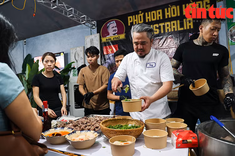 Người dân trải nghiệm, thưởng thức tinh hoa ẩm thực Hà Nội