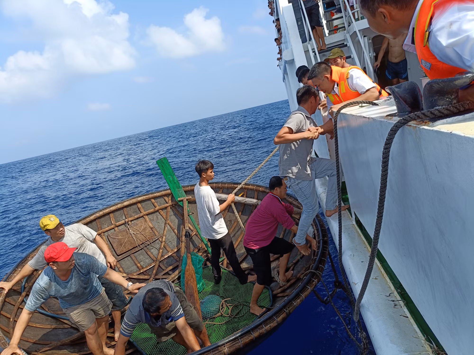 Hải quân đã đón được 43 ngư dân và 2 thi thể ngư dân tàu cá QNa 91029TS bị chìm trên biển