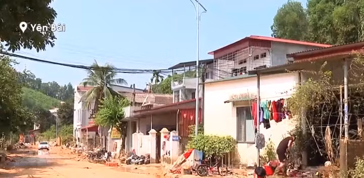 Yên Bái thiếu nước sạch cho người dân sau mưa lũ 