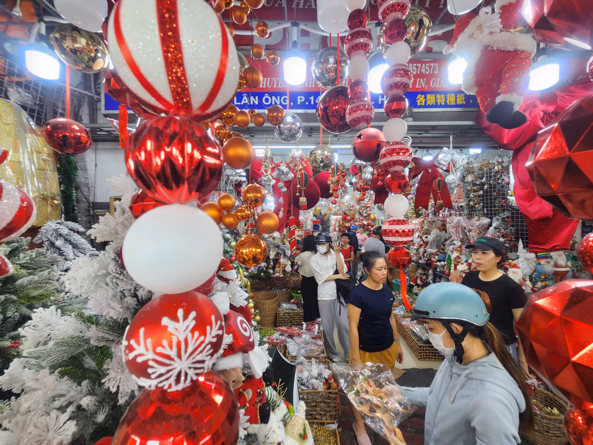 Các cửa hàng bày bán đồ trang trí Giáng sinh trên đường Hải Thượng Lãn Ông (Quận 5) với nhiều mẫu mã đa dạng và bắt mắt.