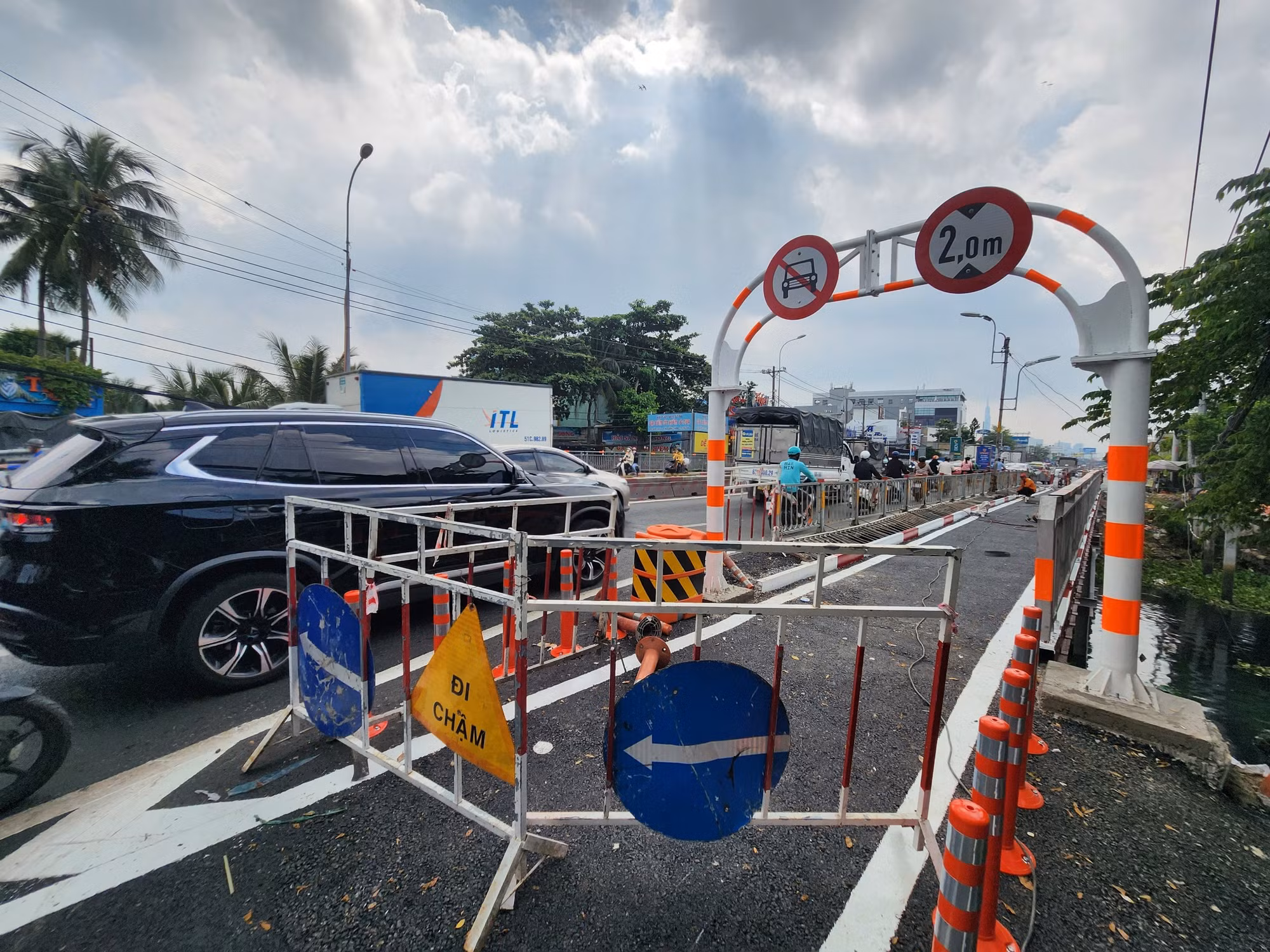 Cầu Ông Dầu (thành phố Thủ Đức) đang làm thêm một cầu tạm bằng sắt dành cho xe máy.