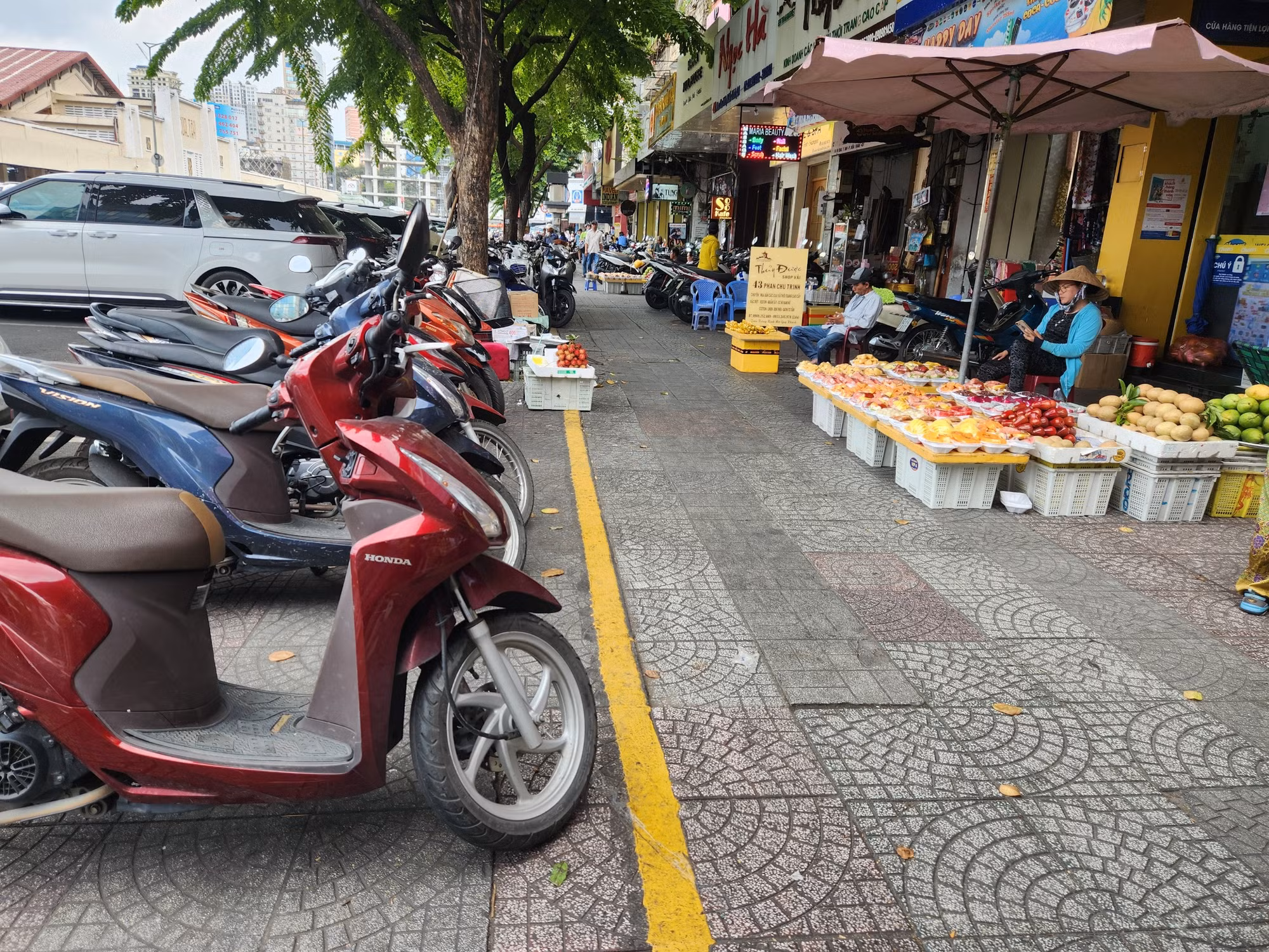 Những vỉa hè đầu tiên ở TP Hồ Chí Minh đủ điều kiện cho thuê đã được kẻ vạch vàng phân chia.