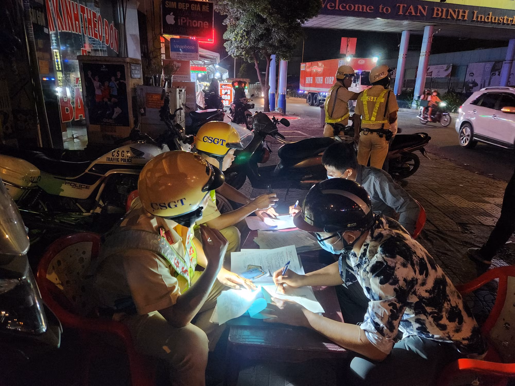 CSGT lập biên bản các trường hợp vi phạm nồng độ cồn.