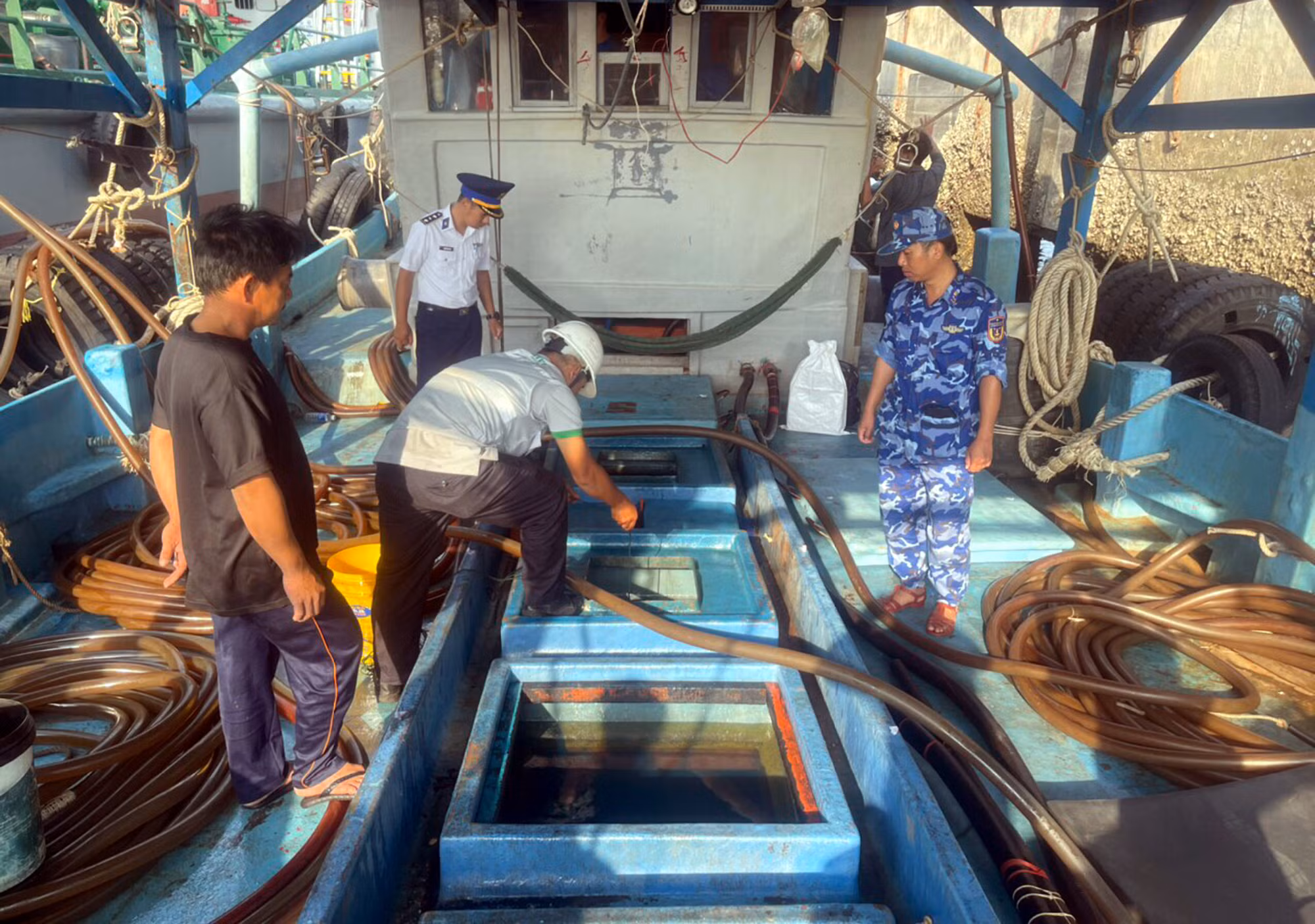 Lực lượng Cảnh sát biển kiểm tra tàu vi phạm.