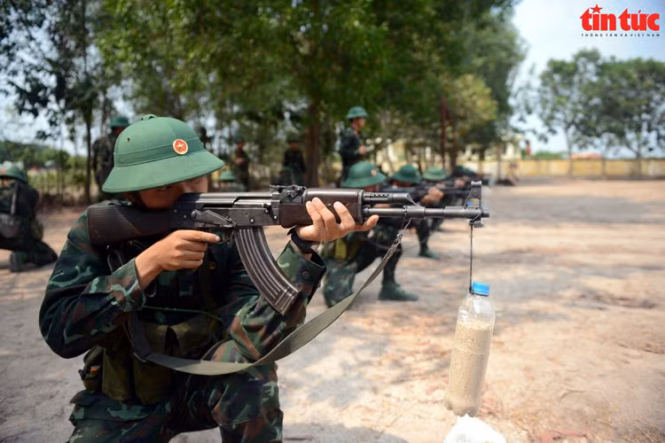 Tân binh Trung đoàn Gia Định khổ luyện trên thao trường.