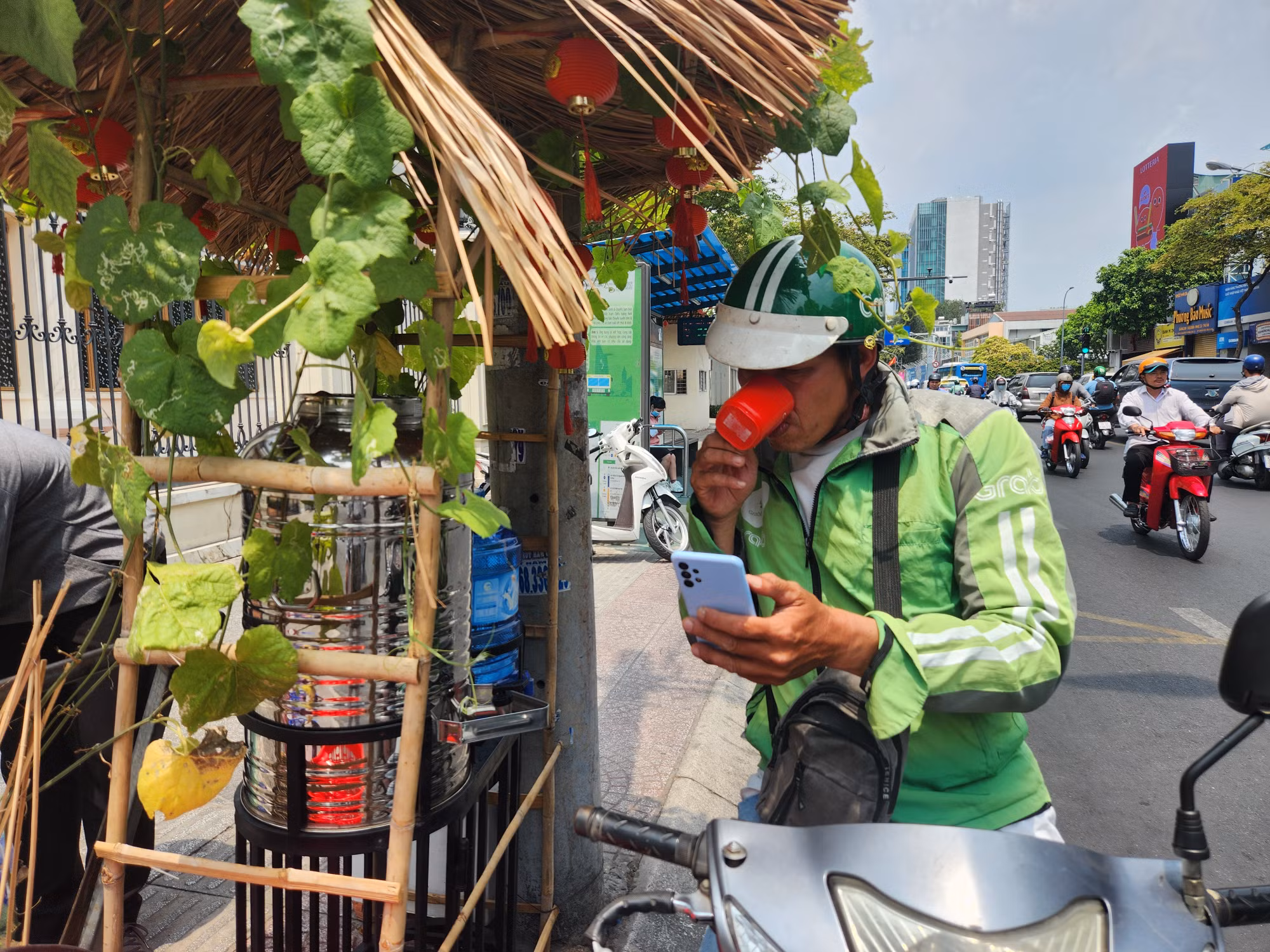 Lái xe công nghệ ghé điểm tiếp nước miễn phí để uống giải nhiệt dưới thời tiết nắng nóng.