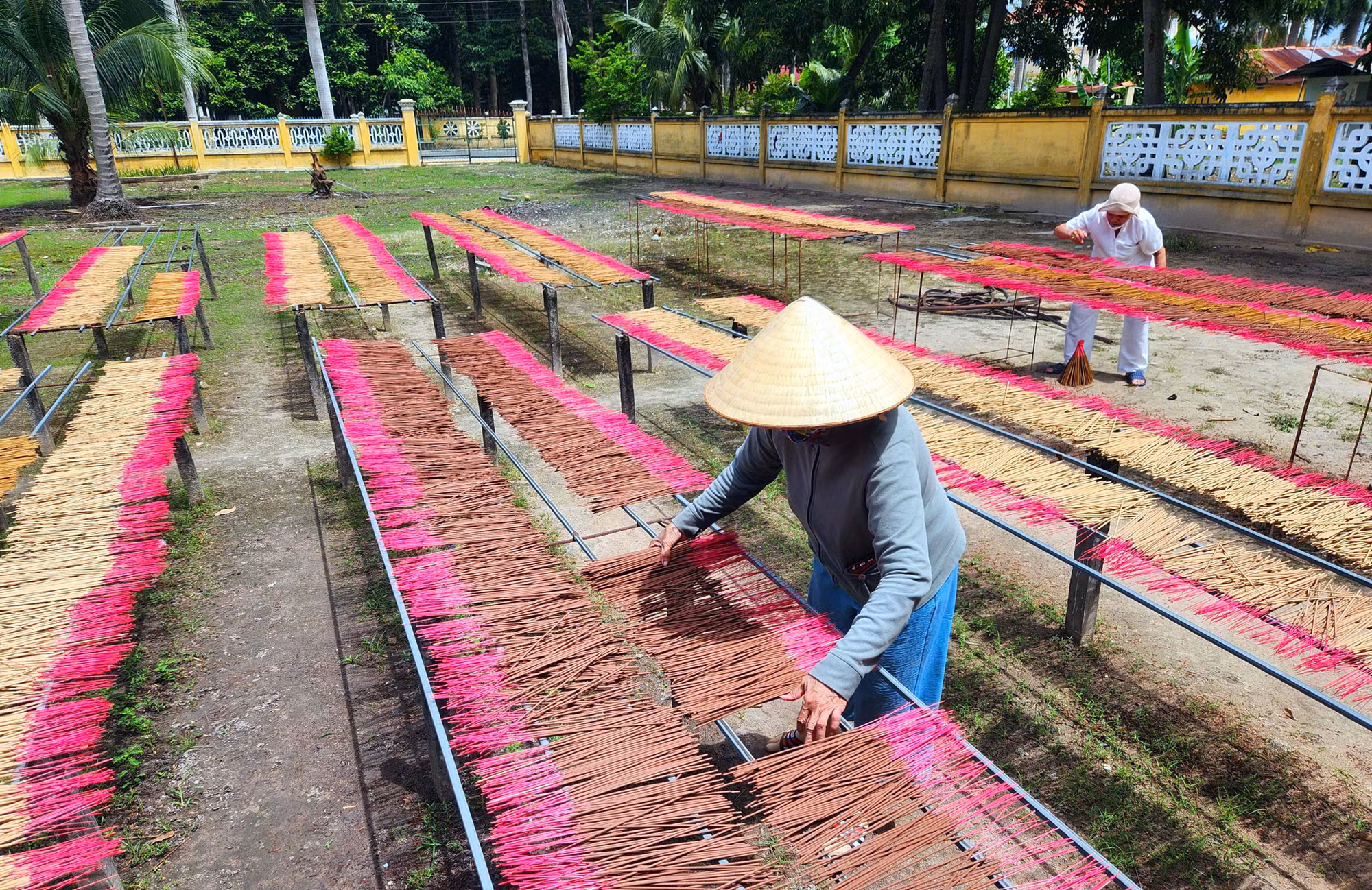 Bộ Văn hoá - Thể thao và Du lịch vừa ban hành quyết định công nhận nghề thủ công truyền thống làm nhang ở tỉnh Tây Ninh là di sản văn hoá phi vật thể quốc gia.
