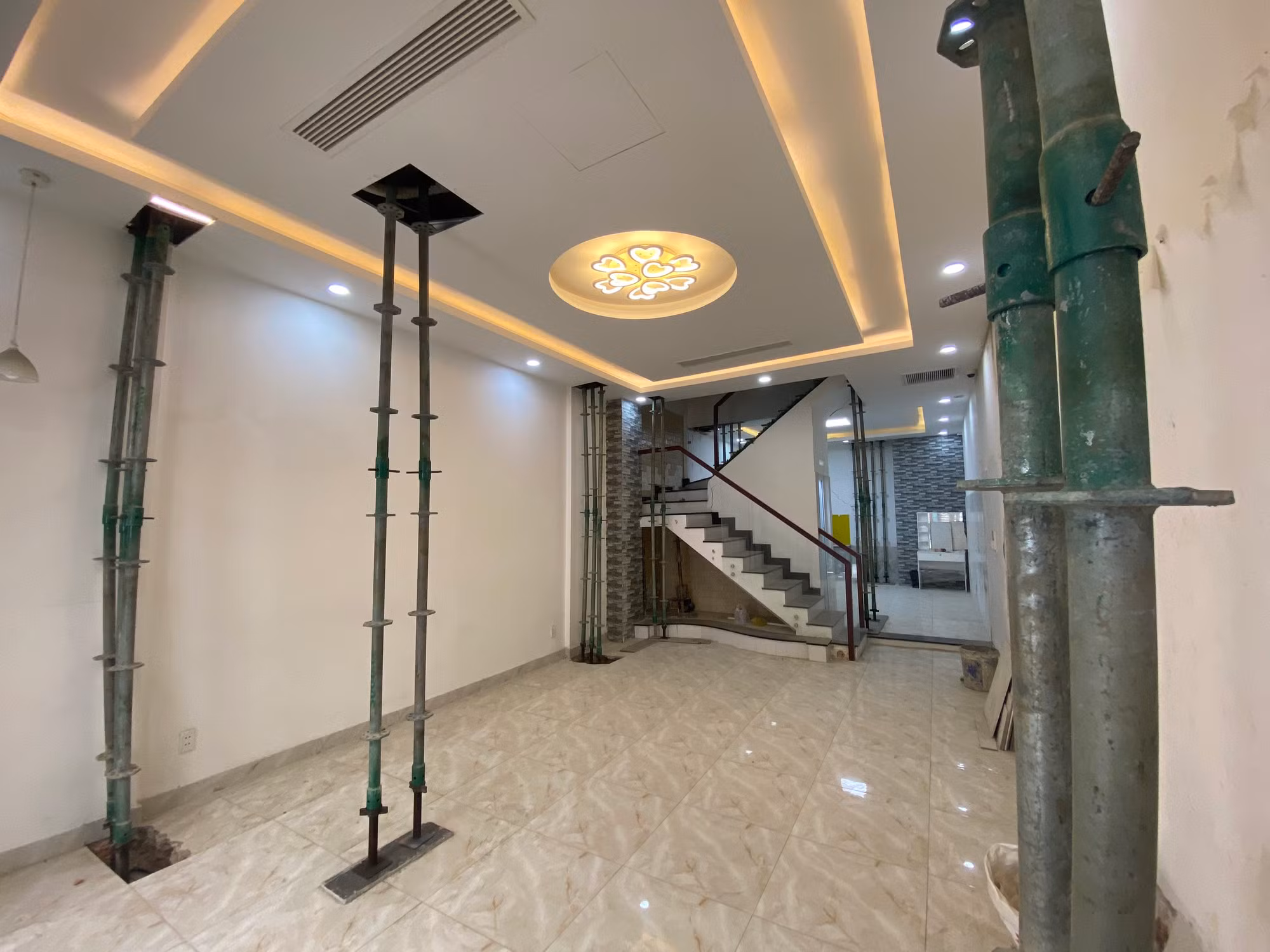 Nhà số 2/36A Cao Thắng, Phường 5, Quận 3 sát công trình xây dựng 430-430A Nguyễn Thị Minh Khai bị hư hỏng nghiêm trọng, có nguy cơ đổ sập bất cứ lúc nào.