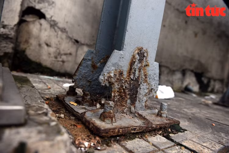 Trụ đỡ mái che nhà chờ xe buýt bị mục, gỉ sét hư hỏng nặng.
