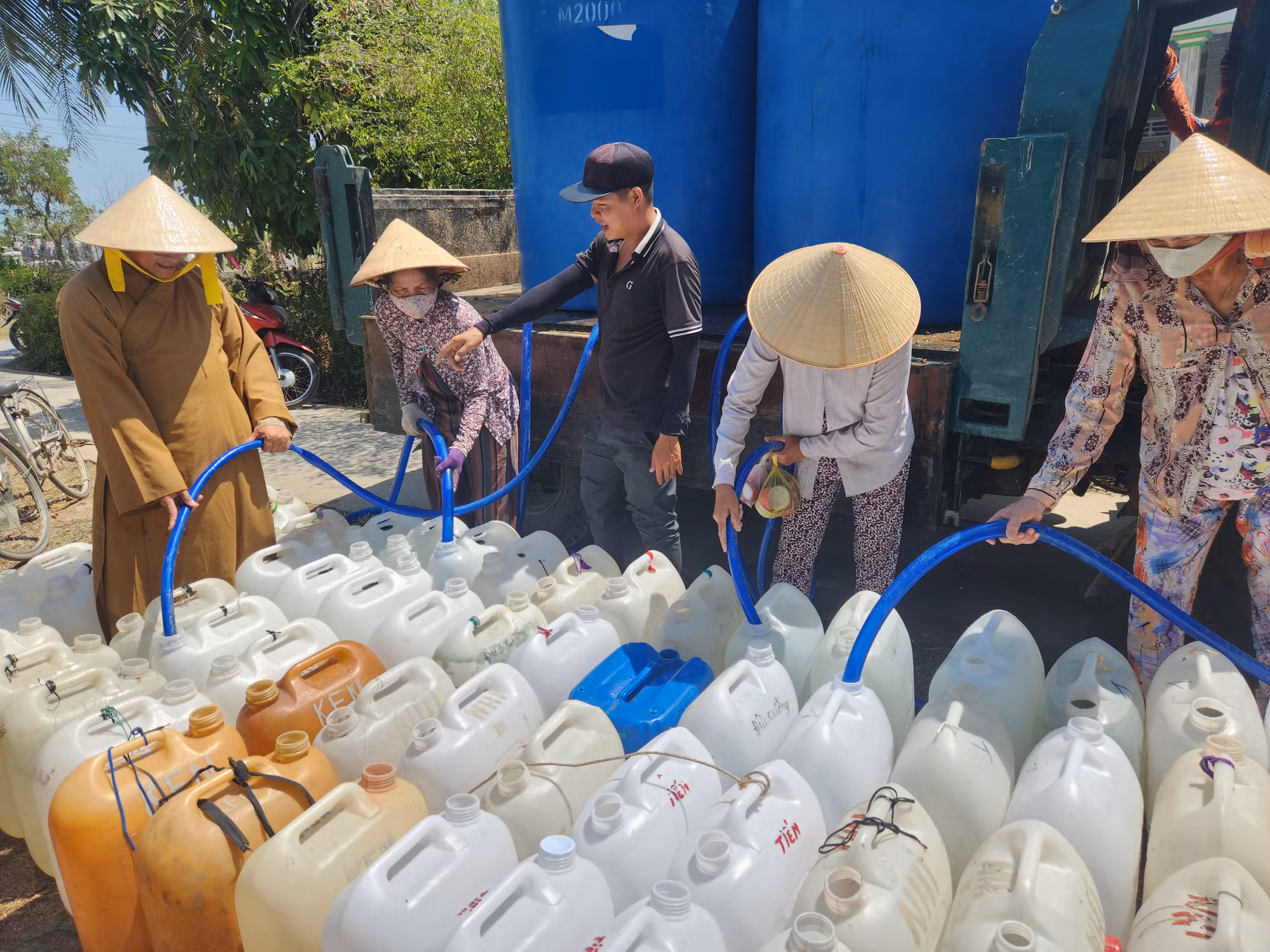 Người dân nhận nước sạch miễn phí từ các nhà hảo tâm, mạnh thường quân.