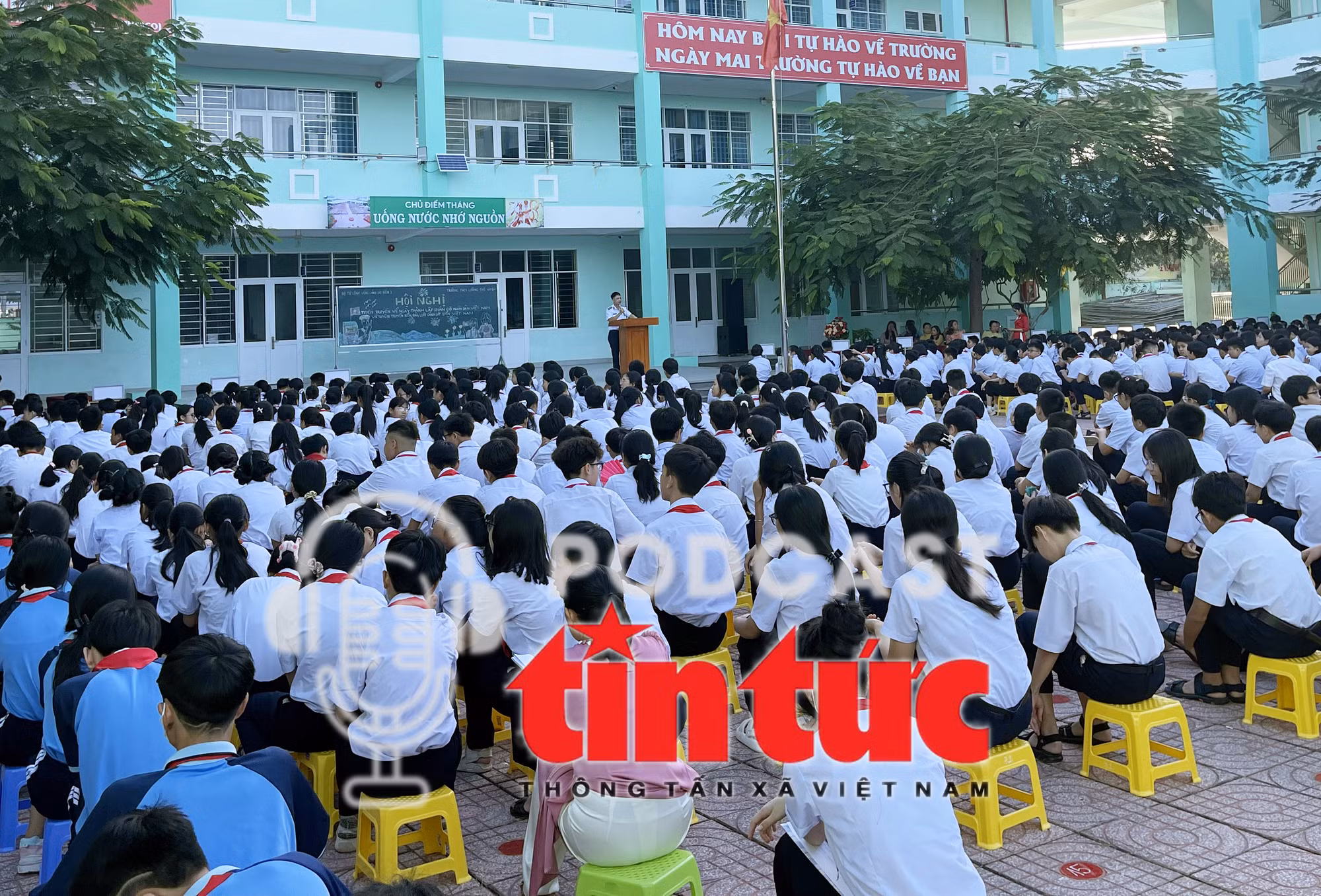 Tuyên truyền về truyền thống vẻ vang của Quân đội Nhân dân Việt Nam cho hơn 1.400 học sinh, giáo viên Trường THCS Lương Thế Vinh (thành phố Vũng Tàu).