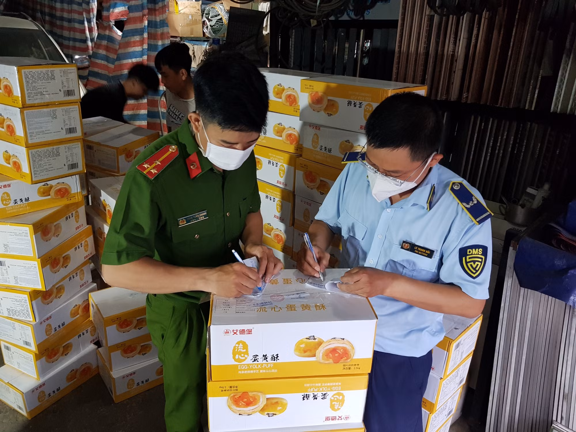 Đội QLTT số 12 phối hợp với Đội Cảnh sát Điều tra Tội phạm về Kinh tế và Chức vụ Công an Quận 12 (TP Hồ Chí Minh) kiểm tra điểm kinh doanh chứa bánh trung thu không rõ nguồn gốc xuất xứ, không rõ ngày sản xuất, hạn sử dụng. 
