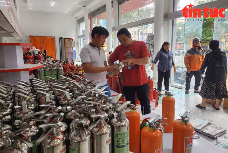 Người dân đến tìm đến các cửa hàng để mua thiết bị PCCC.