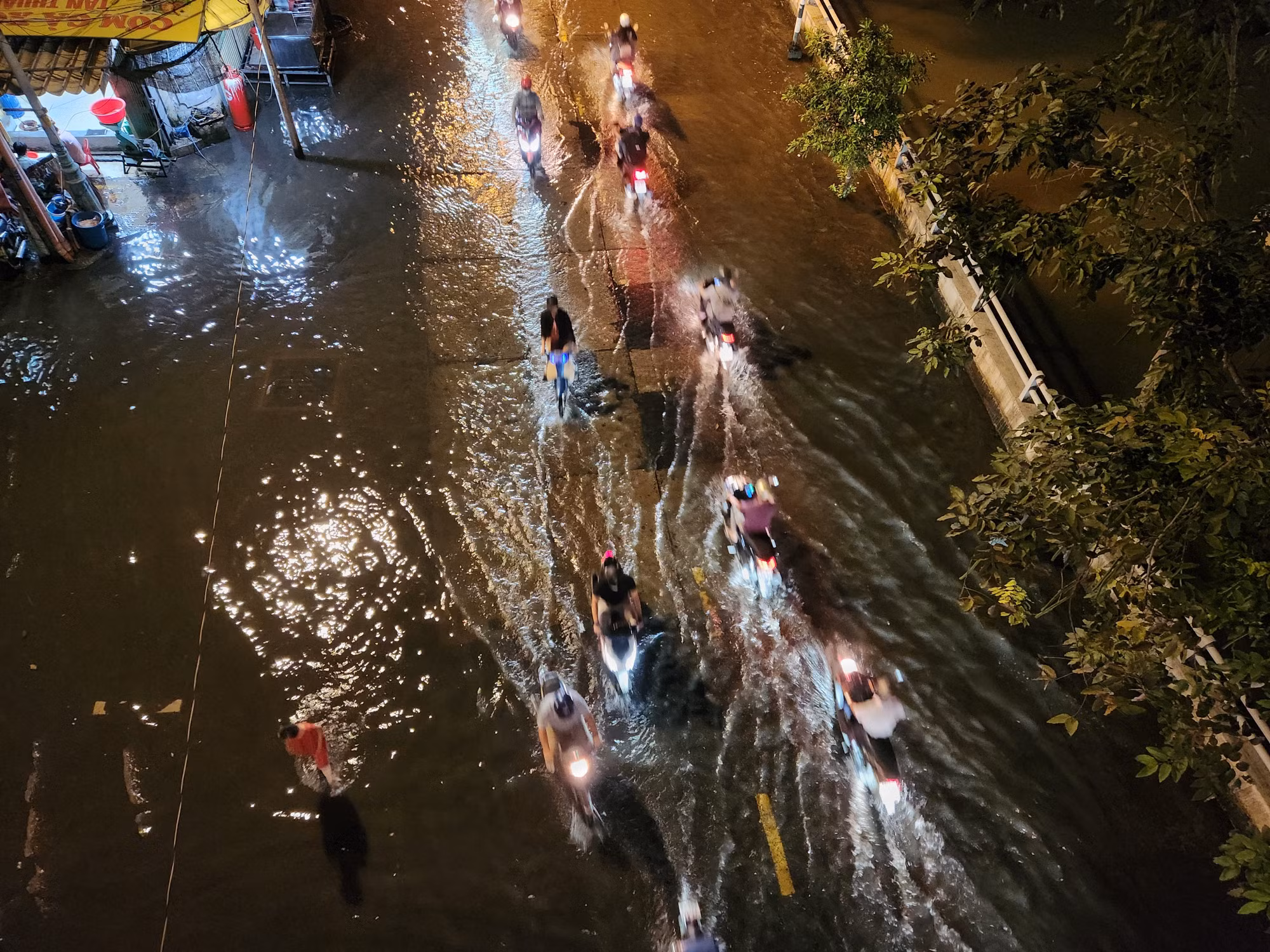 Triều cường dâng cao vượt mước báo động 3, nhiều tuyến đường ở TP Hồ Chí Minh bị ngập.