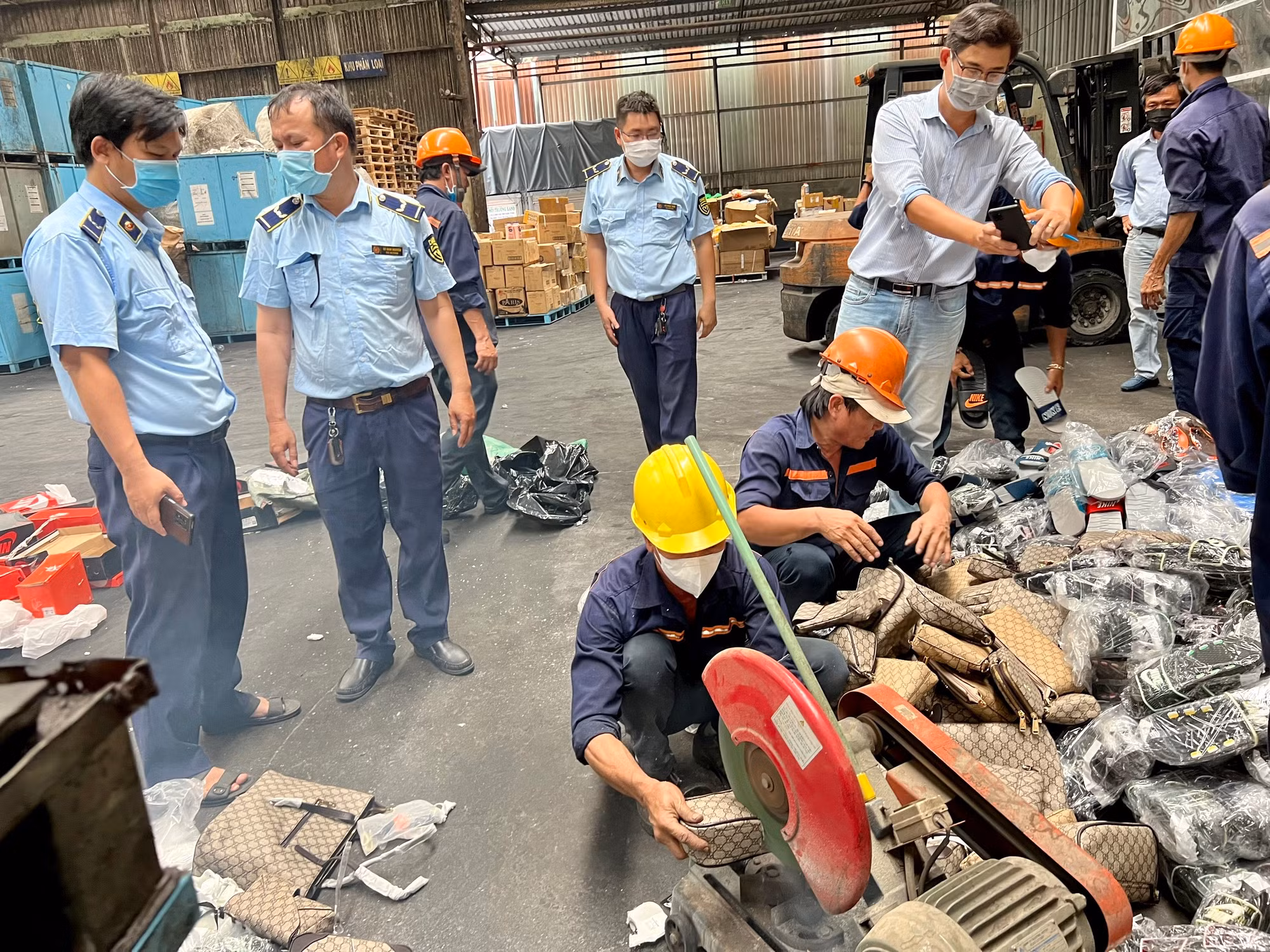 Lô hàng trị giá gần 7 tỷ đồng được mang đi tiêu hủy.