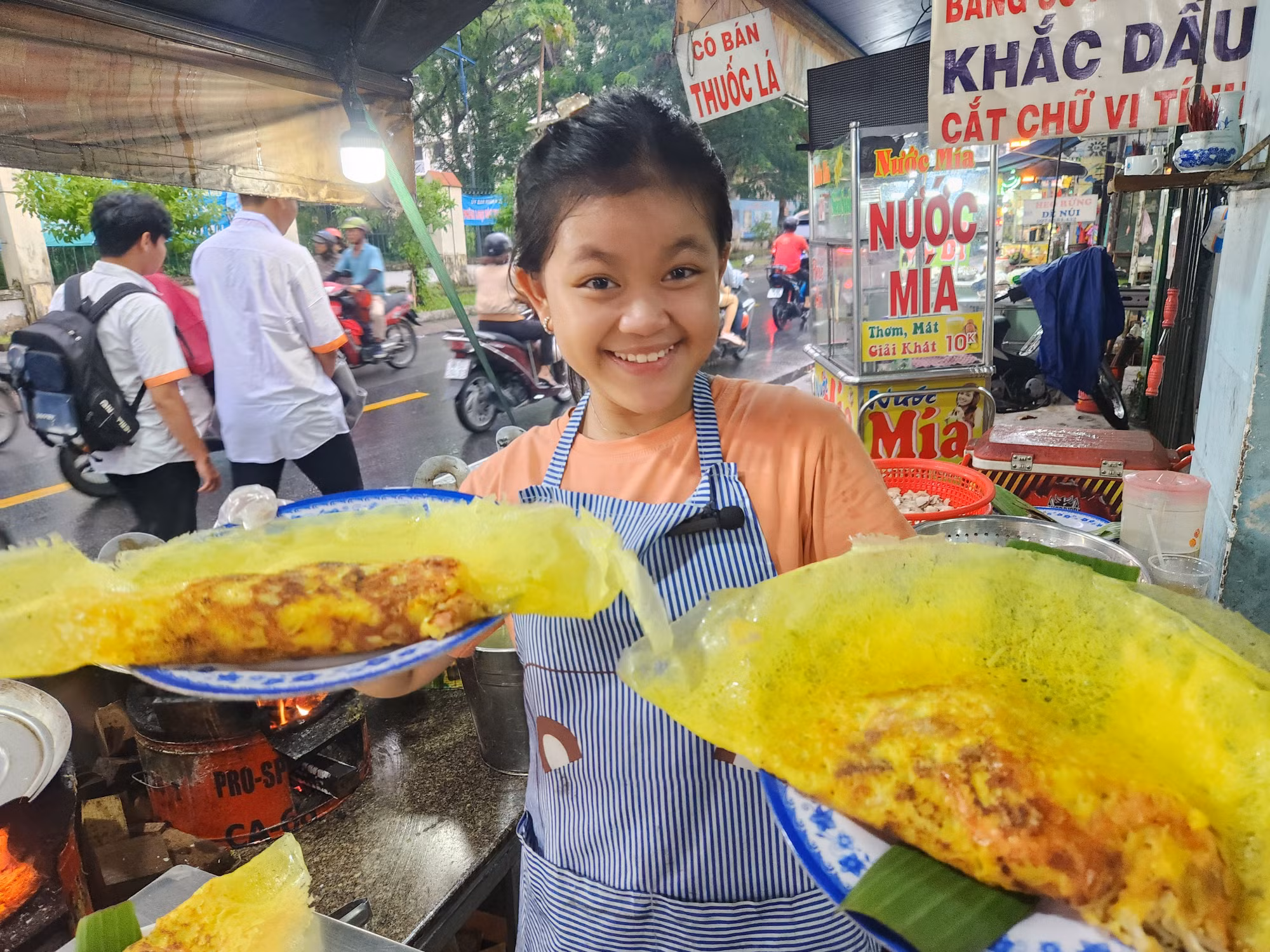 Hà Anh đổ bánh xèo giúp ông bà nội nuôi gia đình.