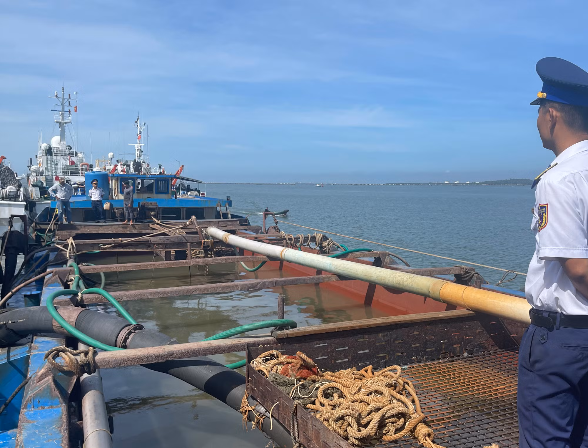 Tàu hút cát trái phép trên biển bị bắt giữ.