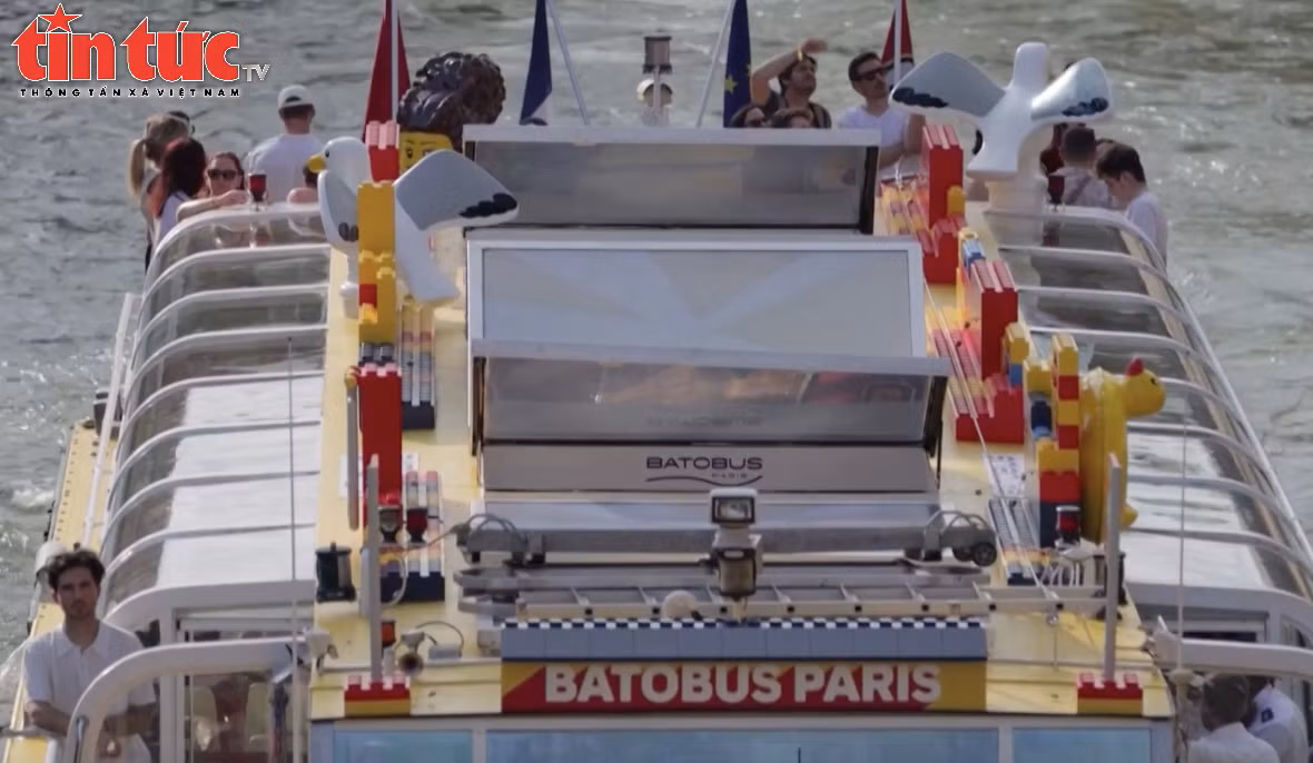Thưởng ngoạn cảnh đẹp Paris mùa Olympic trên con thuyền lắp bằng Lego