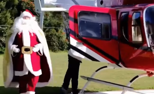 Ông già Noel đáp trực thăng đến tặng quà cho các em nhỏ mắc bệnh hiểm nghèo