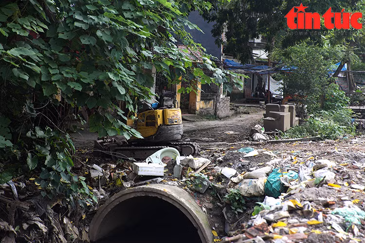 Mương Kẻ Khế tràn ngập rác thải, gây ô nhiễm môi trường