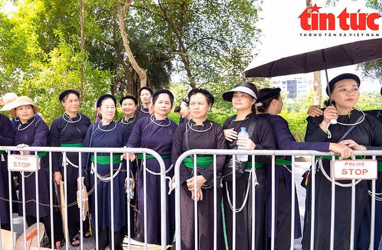 Người dân vượt hàng trăm cây số chờ tiễn đưa Tổng Bí thư Nguyễn Phú Trọng tại khu vực nghĩa trang Mai Dịch