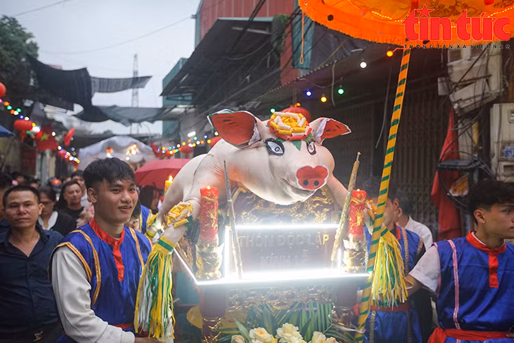 Độc đáo lễ rước lợn tế Thành hoàng làng ở La Phù 