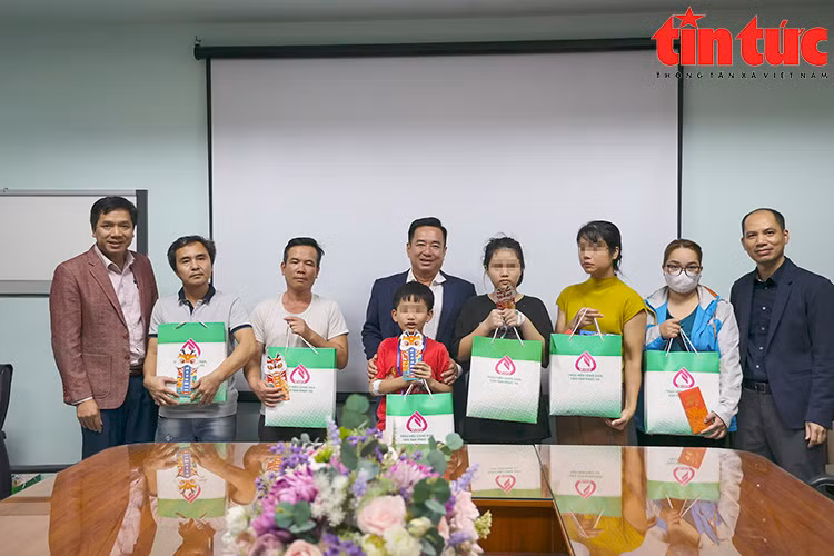 Ngân hàng Chính sách xã hội tặng quà cho bệnh nhi dịp Tết Nguyên đán 2024