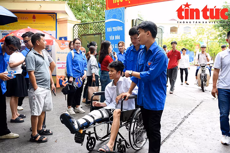 Nắng đã có mũ, mưa đã có ô tiếp sức cho các sĩ tử thi tốt nghiệp THPT 2024