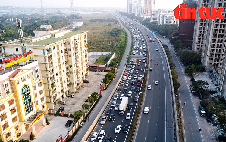 Người dân hối hả trở lại Hà Nội sau nghỉ Tết, cửa ngõ phía nam ùn ứ kéo dài