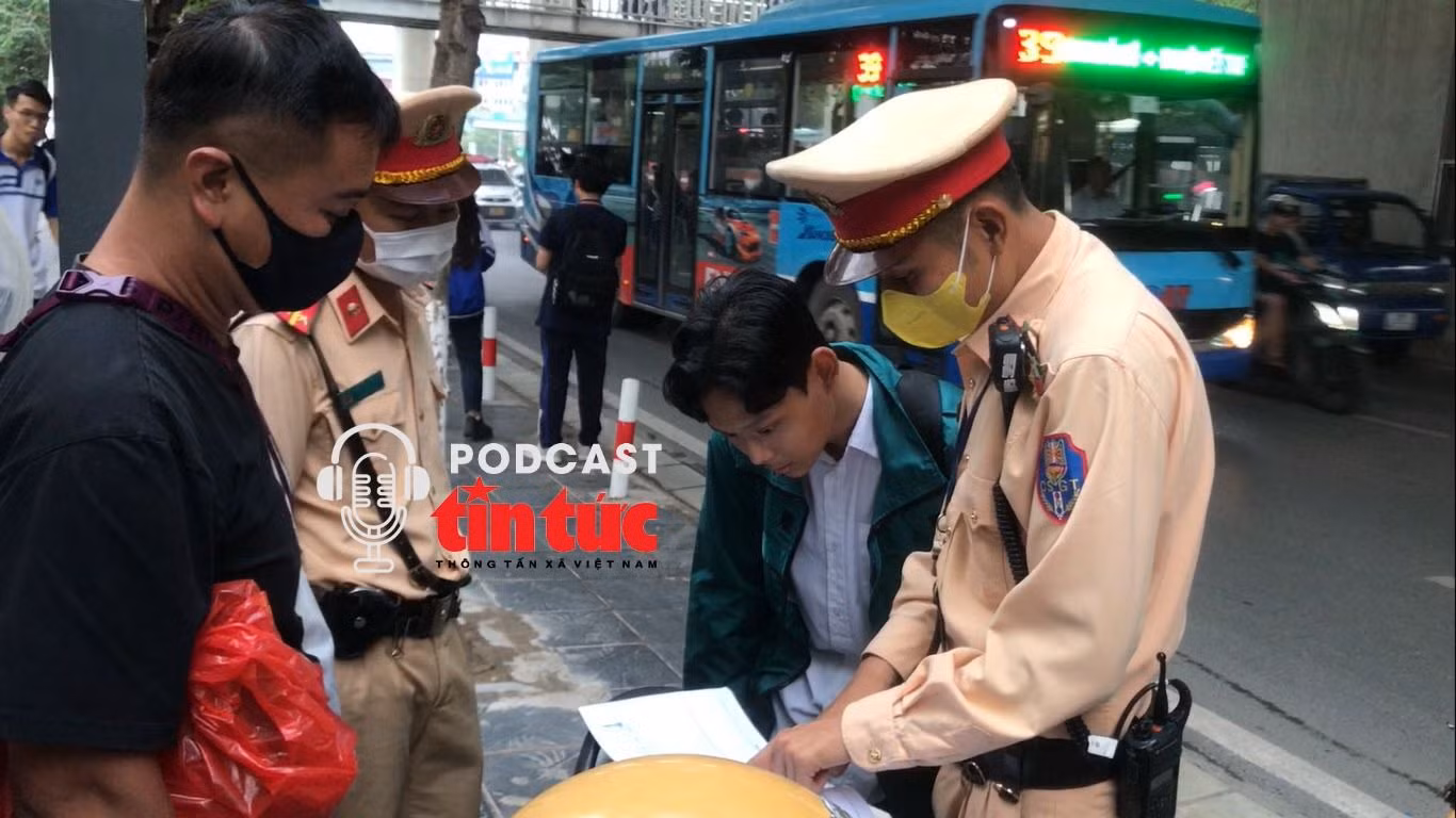 Cảnh sát giao thông xử phạt người đi bộ vi phạm luật giao thông