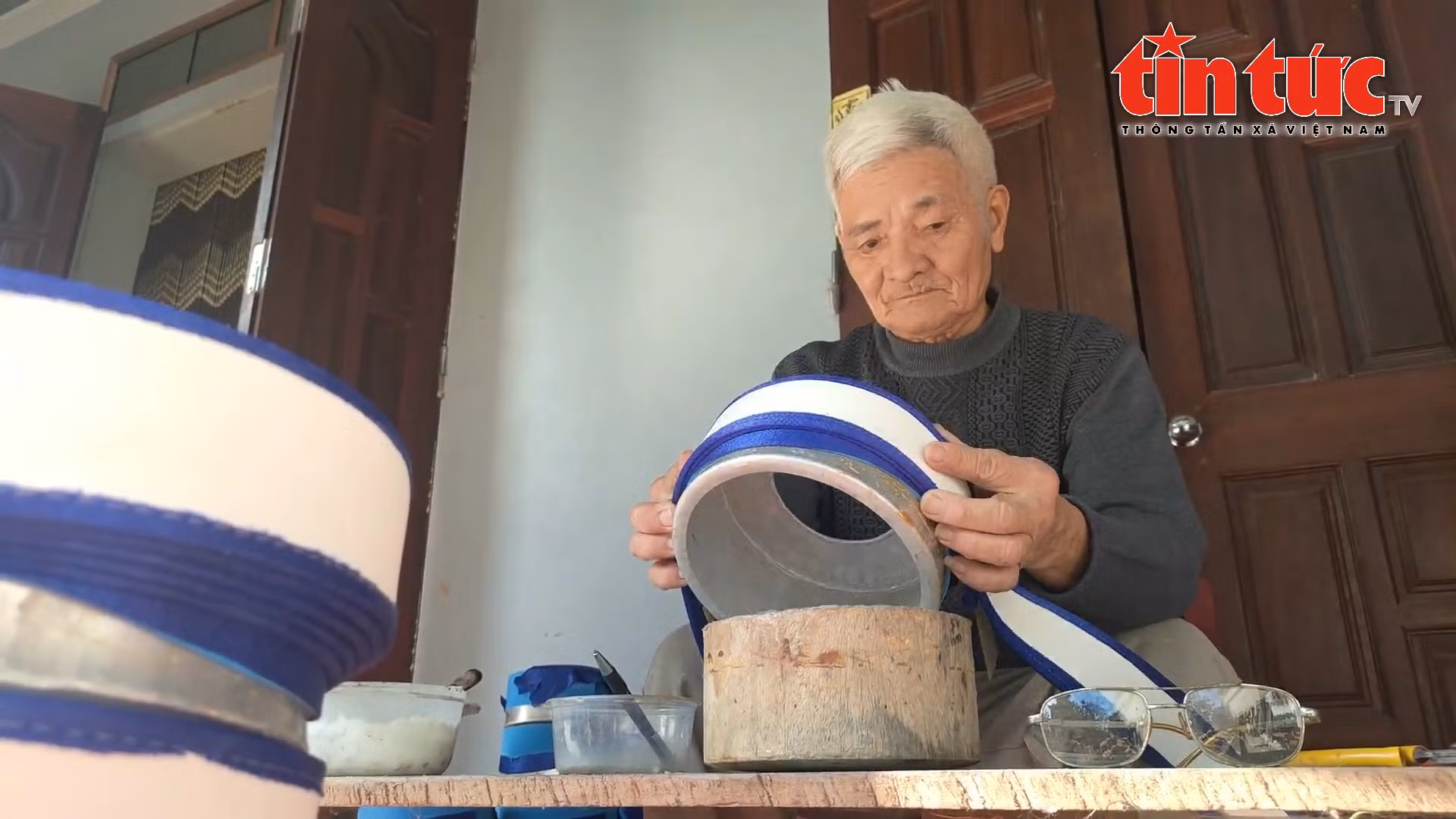 Trăn trở nghề làm khăn xếp truyền thống