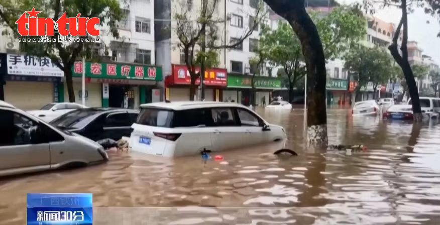Trung Quốc: Lũ lụt và lở đất hoành hoành ở tỉnh Quảng Tây