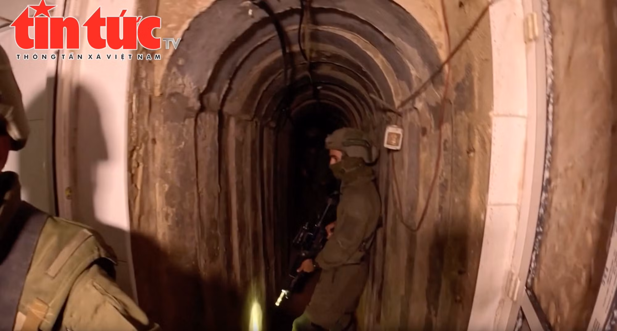 Cận cảnh binh sĩ Israel di chuyển trong đường hầm của Hamas dưới bệnh viện Al-Shifa ở Dải Gaza