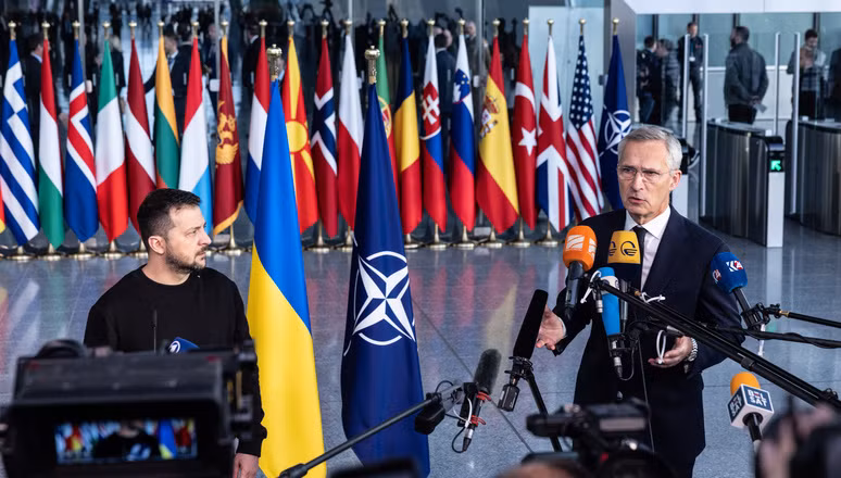 Ukraine tăng mạnh chi tiêu quốc phòng, Tổng thống Zelensky lần đầu thăm trụ sở NATO