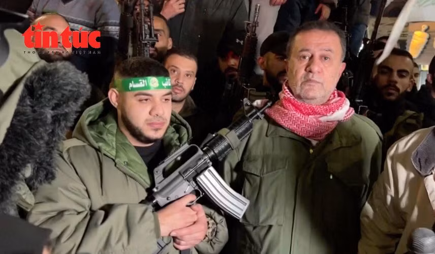 Nhiều người Bờ Tây cầm súng xuống đường biểu tình sau khi phó thủ lĩnh Hamas bị ‘ám sát’