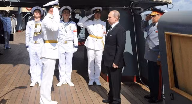 Tổng thống Putin thăm tuần dương hạm "Rạng Đông"