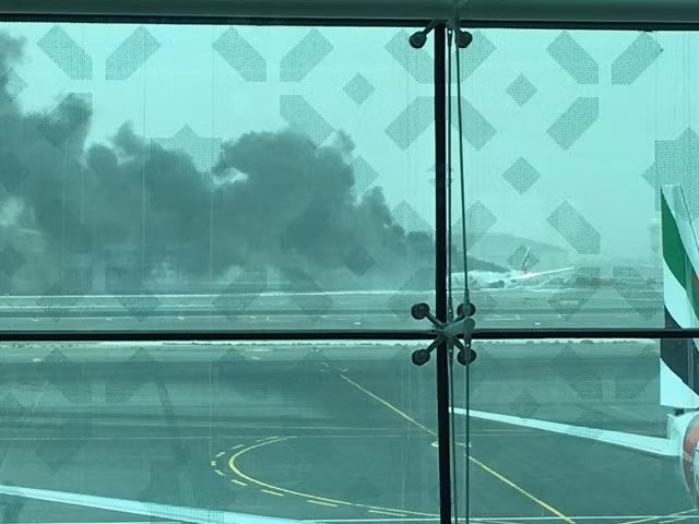 Máy bay Boeing 777 bốc cháy ngùn ngụt ở Dubai