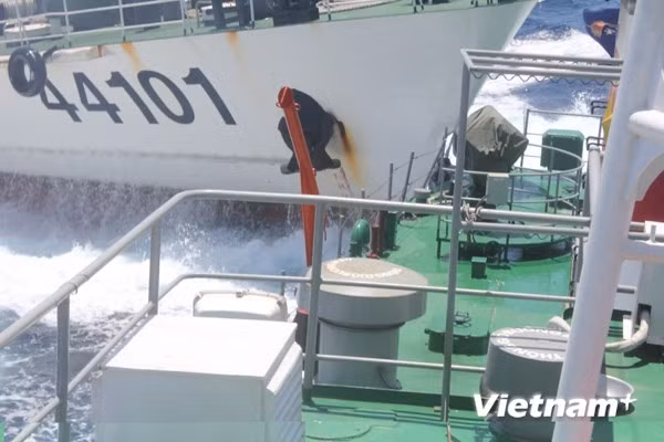 Tàu Trung Quốc hung hãn húc thủng tàu Cảnh sát biển