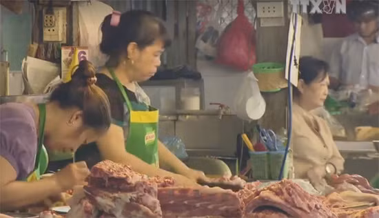 Giá lợn giảm, người tiêu dùng vẫn phải mua giá cao, ai hưởng lợi?