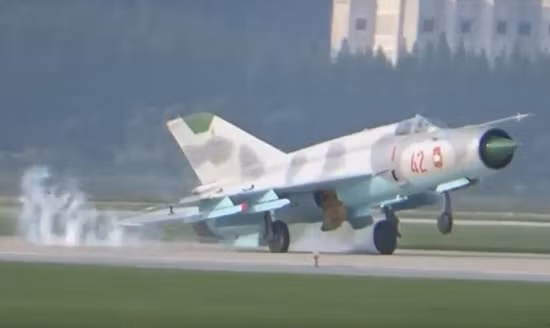 Mig-21 Triều Tiên "lóng ngóng" đập đuôi xuống đường băng 