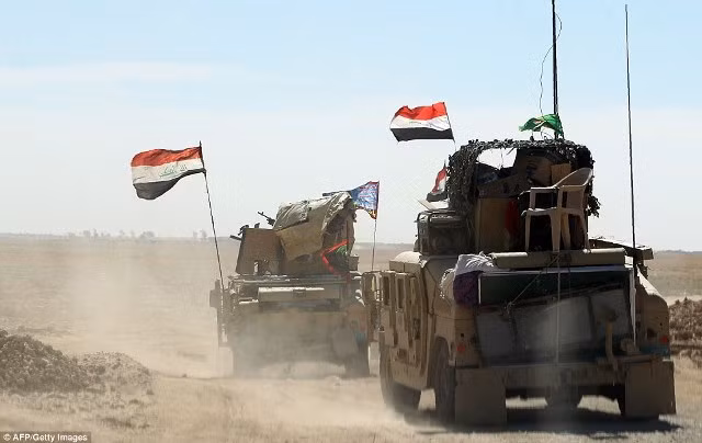 Xe quân sự rầm rập tiến về đập tan thành trì cuối cùng của IS ở Iraq